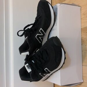 Women's Black and white New Balance 515 size 6.5
